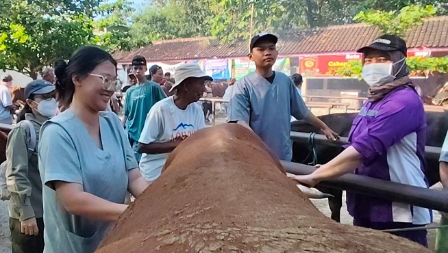 Keki Riza Murty : Sentuhan Lembut â€˜Srikandiâ€™ Penjaga Gerbang Syariat di Pasar Bekonang